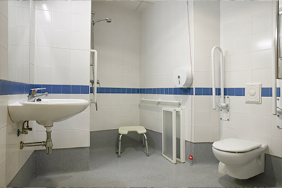 Bezbarierová kúpeľňa pre seniorov a imobilných s hygienickými pomôckami